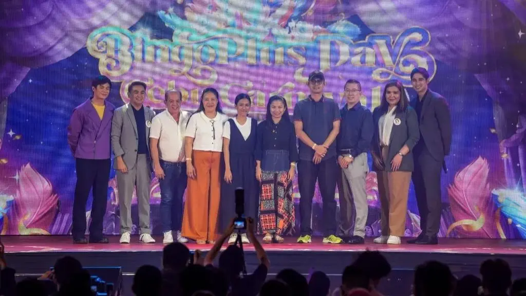 BingoPlus leaders with DSWD officials during e-Center donation ceremony