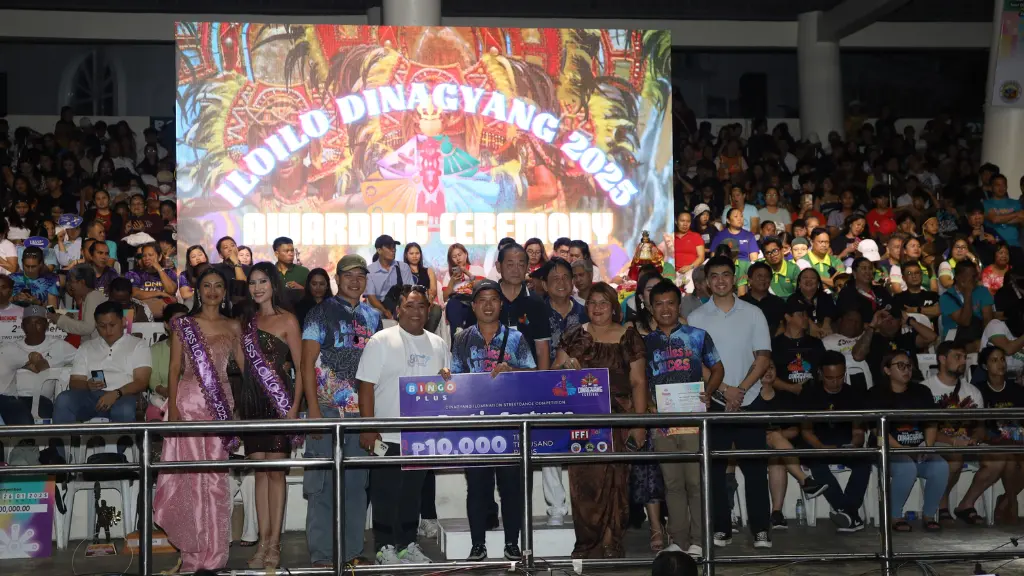 BingoPlus handing over the mock check  to the winners at the Dinagyang Festival awarding ceremony.