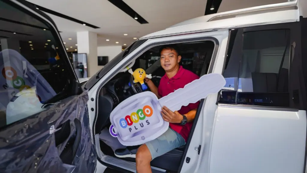 The winners took photos holding the keys and the vehicles at the award ceremony