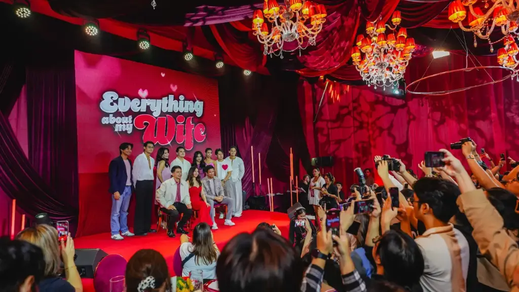 The cast of Everything About My Wife had their photo taken after the media conference.